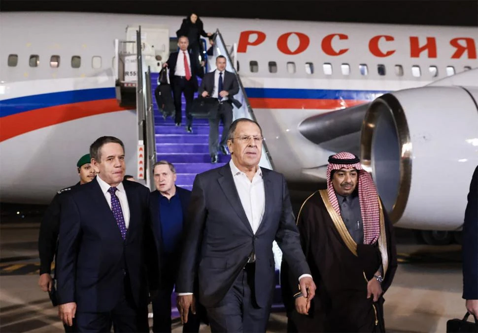 ARRIBO. El canciller ruso Lavrov llega a Riad, para reunirse con el jefe de la diplomacia estadounidense, Rubio.