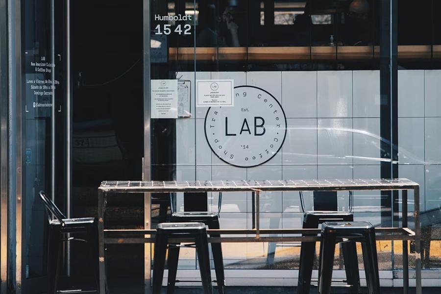 MÁS QUE UNA CAFETERÍA. LAB actúa como un laboratorio para mejorar el café. / INFOBAE