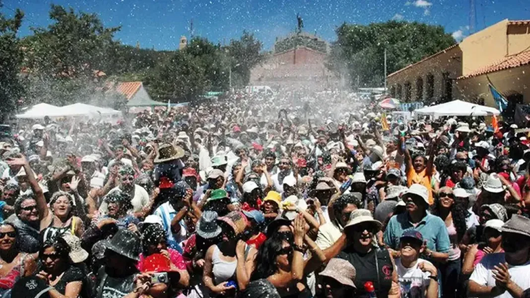 Carnaval 2025: de cuánto serán las multas por poner música y orinar en la vía pública