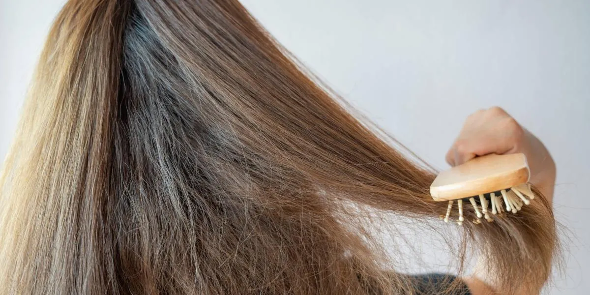 Cómo eliminar el frizz del pelo con dos ingredientes y pocos minutos, según un peluquero.