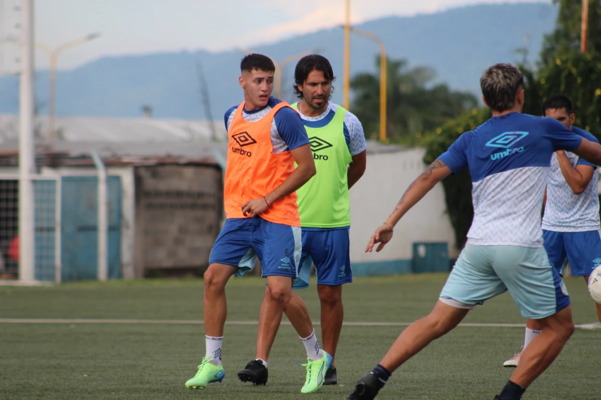 EX BOCA. Bustos, al lado de Colace, llegó para reforzar el plantel de Reserva.