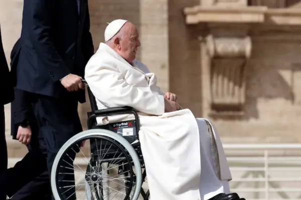 Neumonía, cirugías y dolor crónico: la historia clínica del Papa Francisco