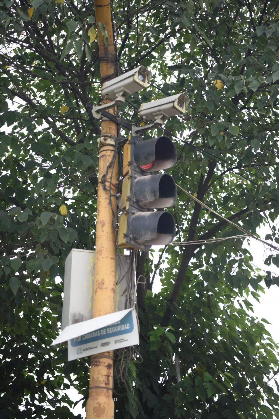 EN BANDA DEL RÍO SALÍ. El único cartel señalador está quebrado.