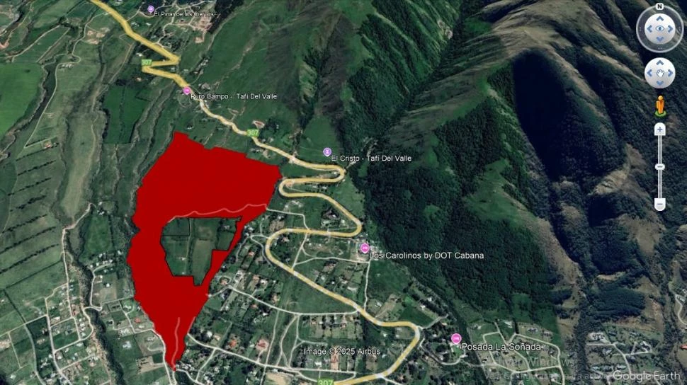 TIERRAS EN PUGNA. El acceso al predio de mayor extensión (en rojo en el mapa), perteneciente al Gobierno, se encuentra cercado.