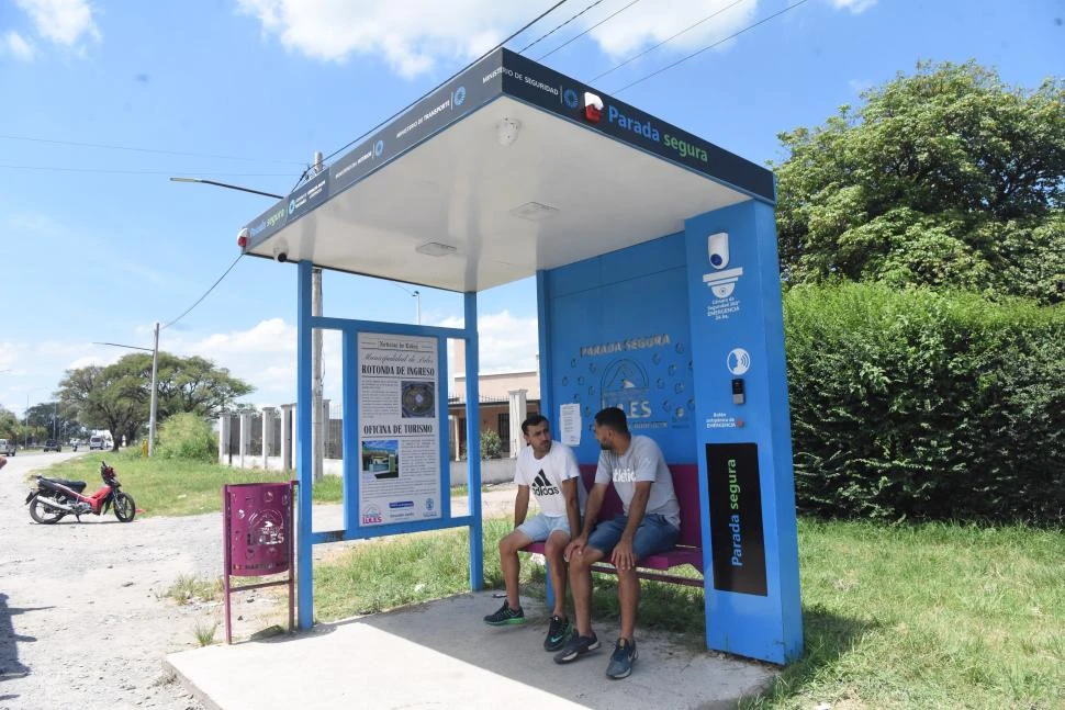 Lules instaló paradas seguras de colectivos, con botones antipánico y vigilancia