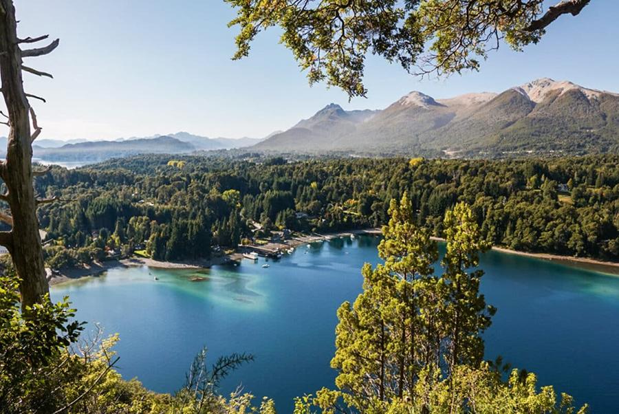 EN LA CIMA. Villa La Angostura es la mejor ciudad para reducir el estrés, según la IA. / VILLA LA ANGOSTURA TURISMO