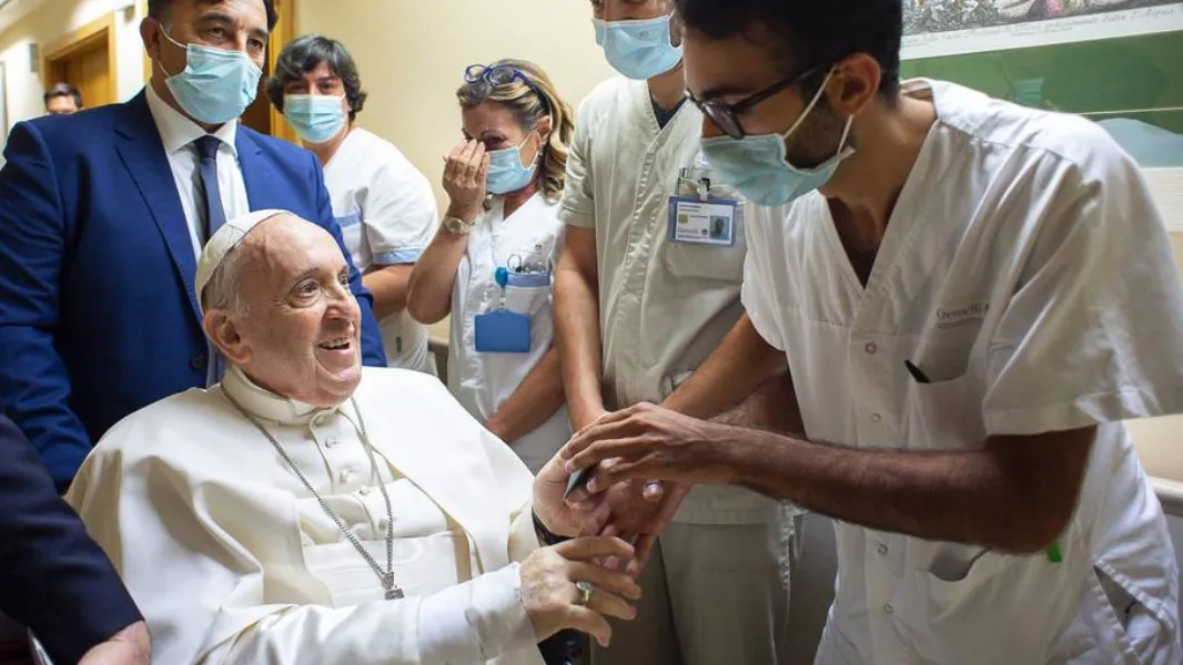 Así es la habitación donde está internado el Papa Francisco: mucha seguridad y discreción