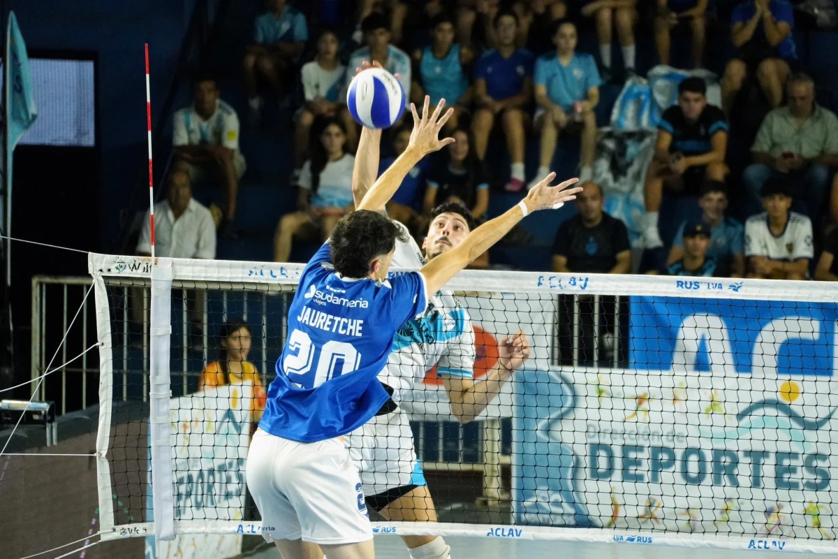 ATENTO. Juan Bucciarelli aportó desde el ataque y lo bloquearon pocas veces. FOTO @VOLEYACLAV