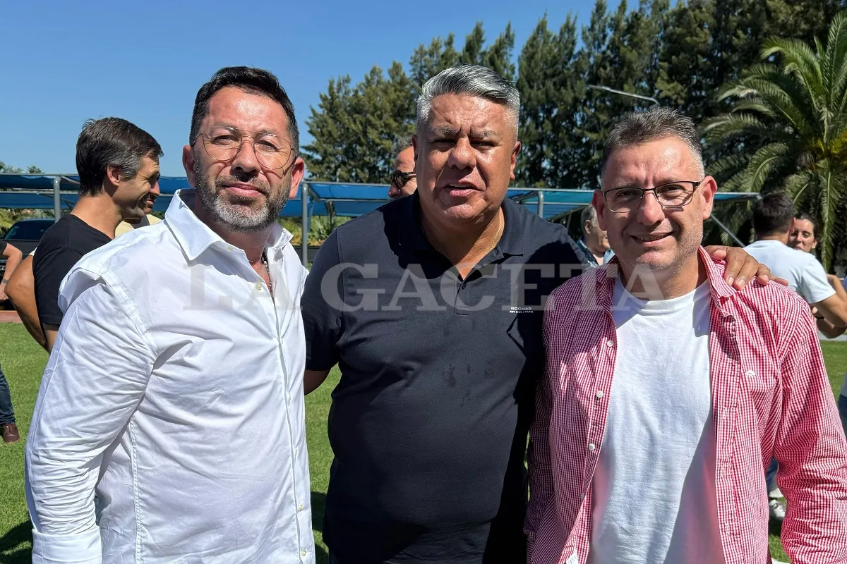 REUNIÓN POSITIVA. Hugo Ledesma (a la izquierda) y Bruno Sogno posan junto a Claudio Chiqui Tapia.