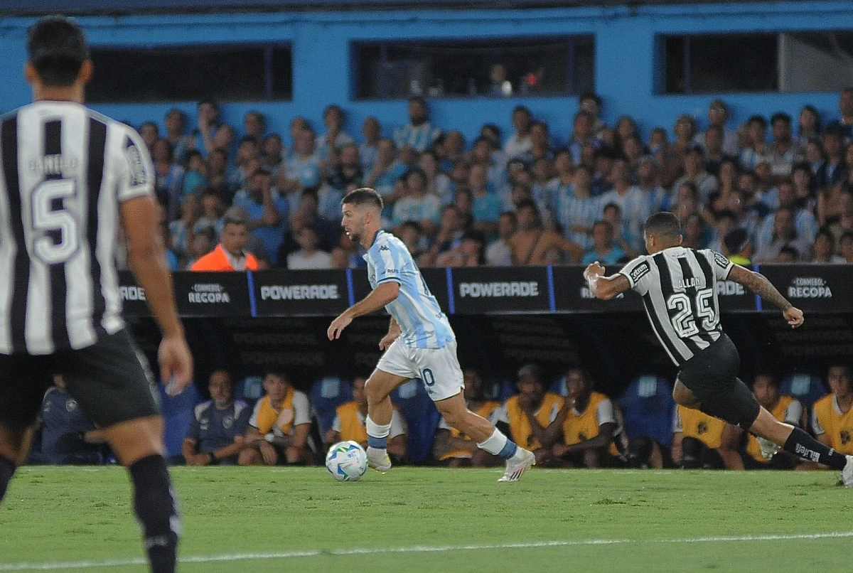 GOL Y AFUERA. Vietto se lleva la pelota minutos antes de hacer el gol. Después tuvo que ser reemplazado por Matías Saracho.