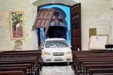 Se descompuso al volante e incrustó su auto contra una iglesia
