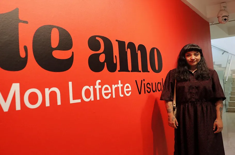 En un video de cuatro minutos, Laferte se defendió de las acusaciones en su contra y aseguró que no pedirá permiso para exhibir su arte.