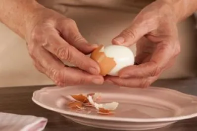 ¿Cómo pelar la cáscara de huevo? el truco de cocina para hacerlo en segundos