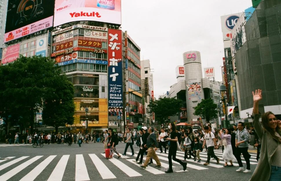 TOKIO. El famoso cruce de Shibuya muestra cómo la gente es filmada desde todas partes.