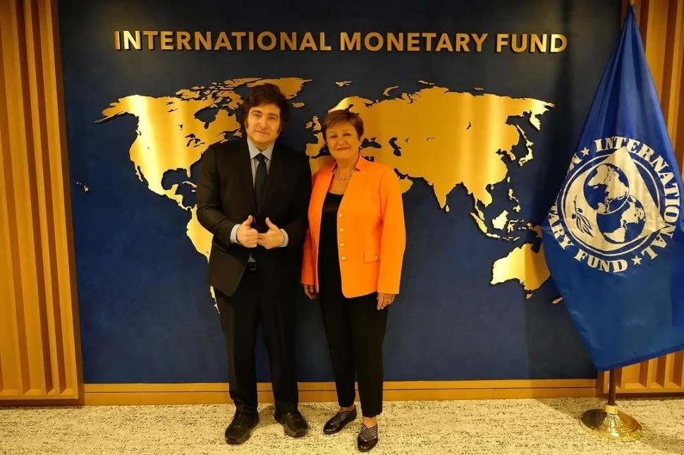 EN WASHINGTON. El jefe de Estado argentino posa con la directora gerente del FMI, Kristalina Georgieva.