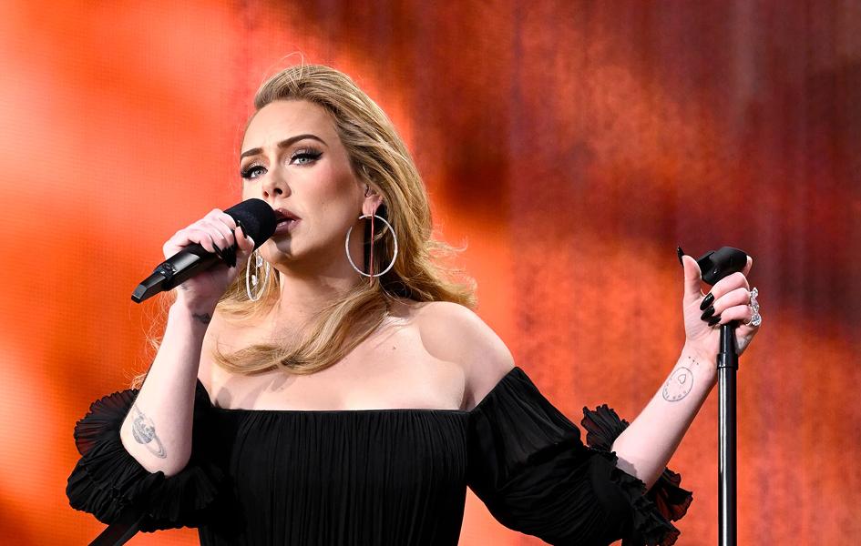 Aseguran que Adele demandó por plagio a Ángela Aguilar