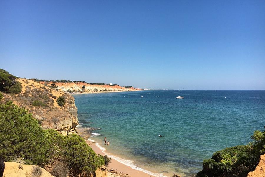 ENTRE EL MAR Y ACANTILADOS. La playa de Falésia se encuentra en Portugal. / TRIPADVISOR