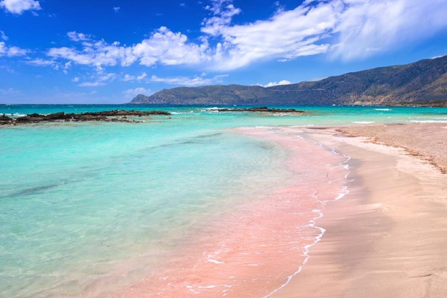 LA PERLA DE GRECIA. La playa del Elafonisi destaca por sus agua claras y su arena rosada. / ISLA DE CRETA