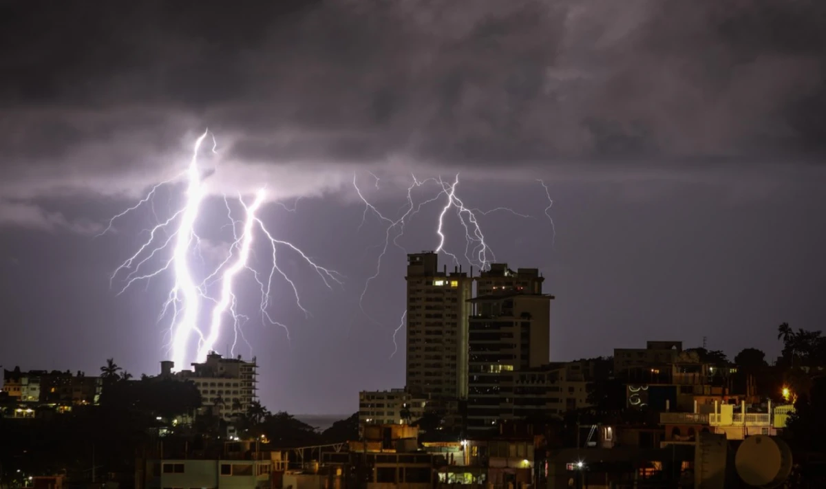 ¿Por qué no deberías bañarte durante una tormenta eléctrica?