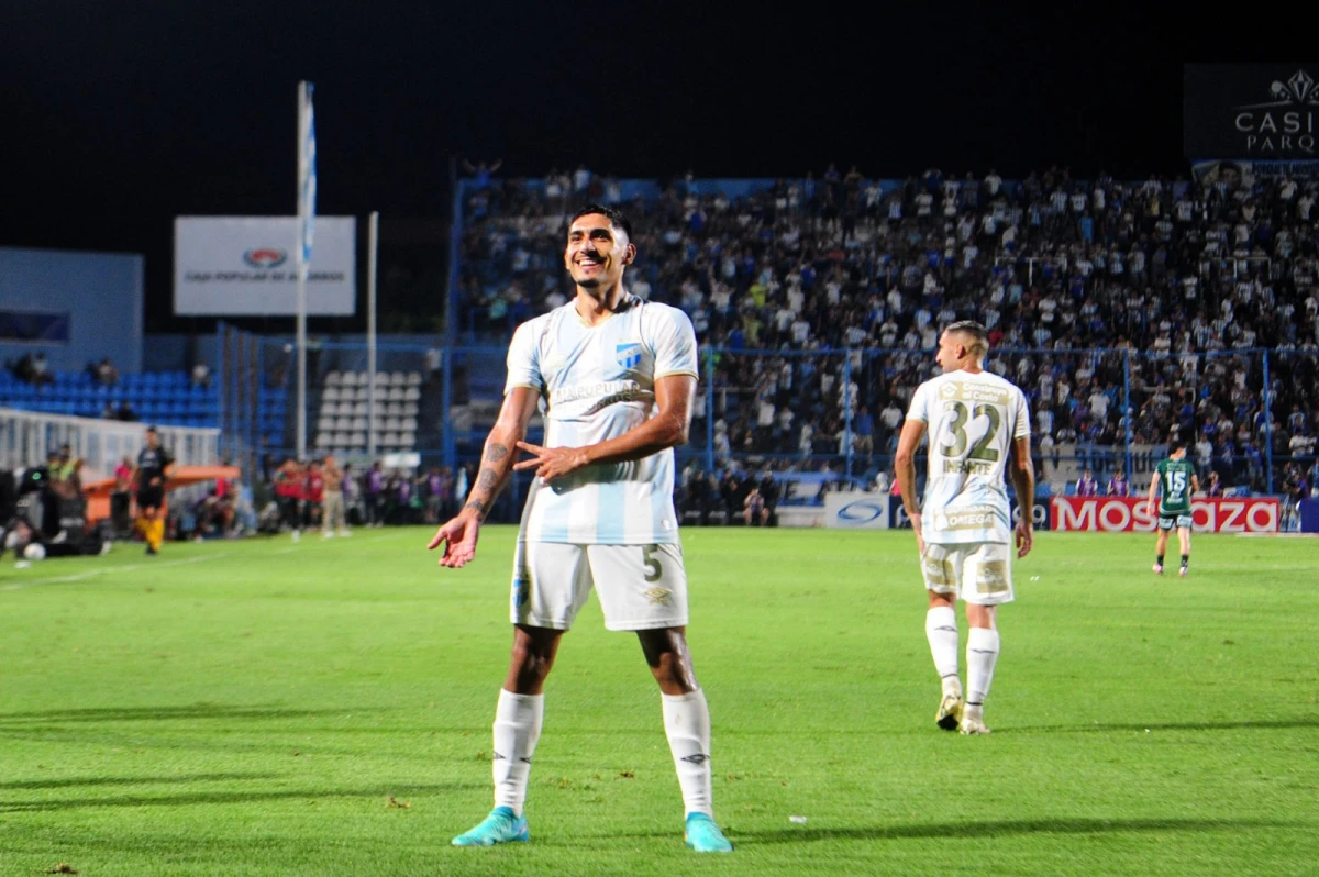 PISANDO EL ÁREA. Adrián Sánchez no había tenido un buen comienzo de año, pero Pusineri lo ratificó en el puesto. Frente a Sarmiento, el volante anotó un gol. Foto: Diego Aráoz - LA GACETA