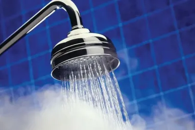 Los peligros de ducharse escuchando música: ¿por qué no deberías hacerlo nunca?