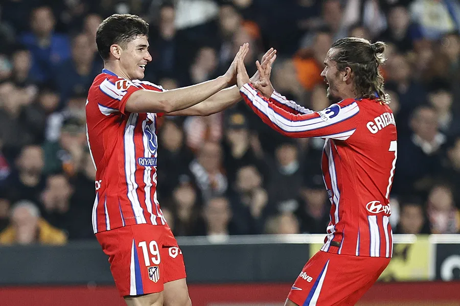 FESTEJO DE GOL. Julián Álvarez festejó su doblete con Antoine Griezmann quien lo asistió en el segundo tanto.