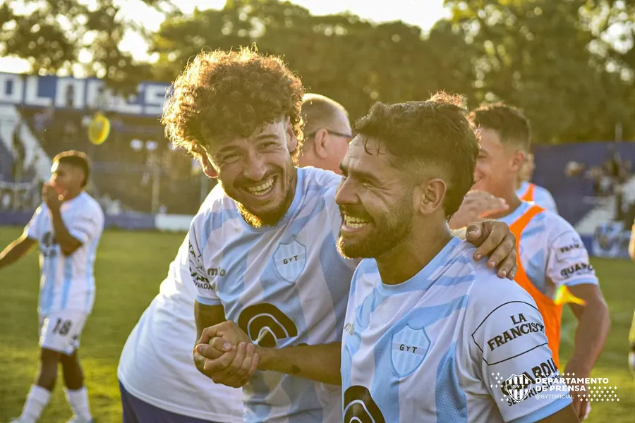 DE OREJA A OREJA. Jonás Aguirre festeja el gol marcado