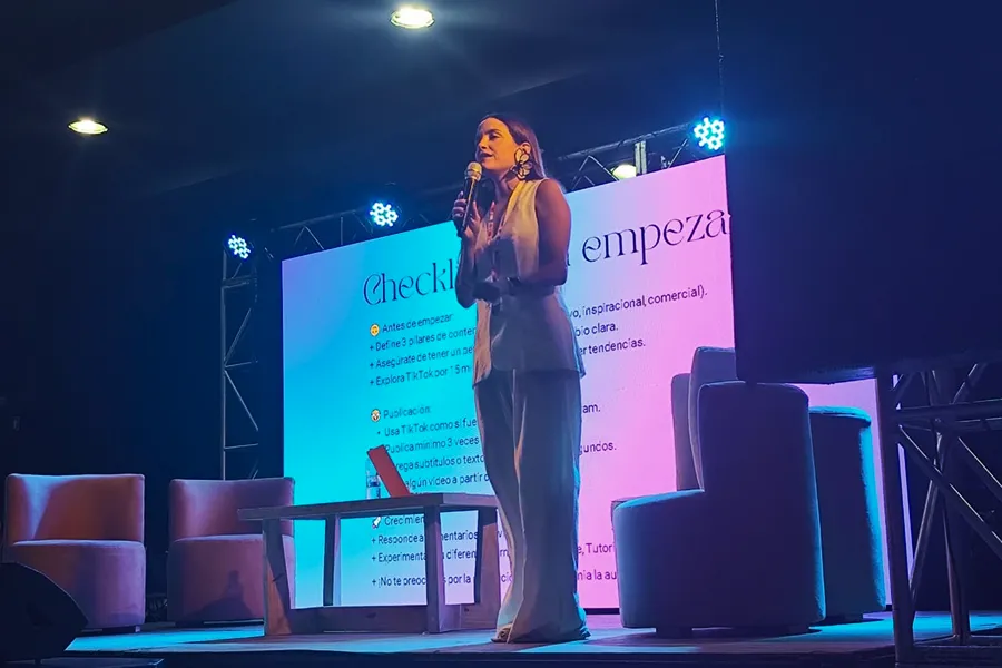 UNA CHARLA DE CREAFEST. La expositora, Belén Barrague dejó a los asistentes anotando sus palabras. / LA GACETA