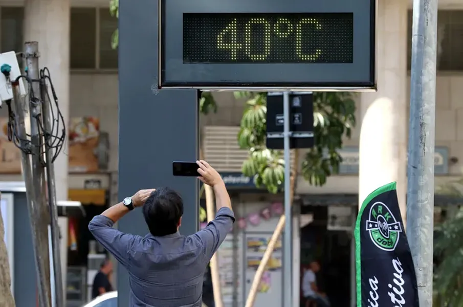 La ola de calor exige una hidratación correcta.