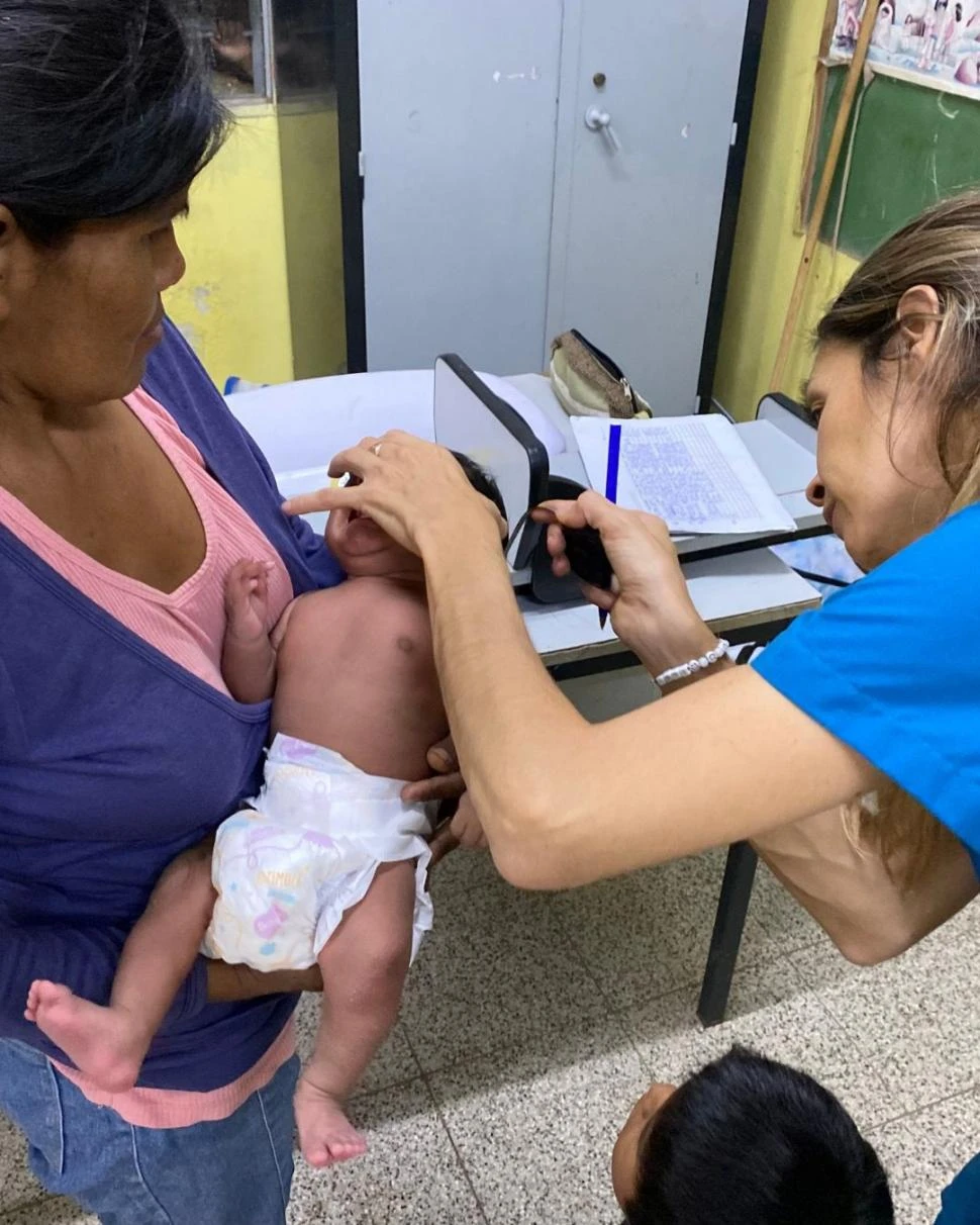 ATENCI´ÓN. Una experiencia en Santiago del Estero dejó buenas lecturas; las mamás se convirtieron en agentes de cambio en materia de salud. fotos haciendo camino