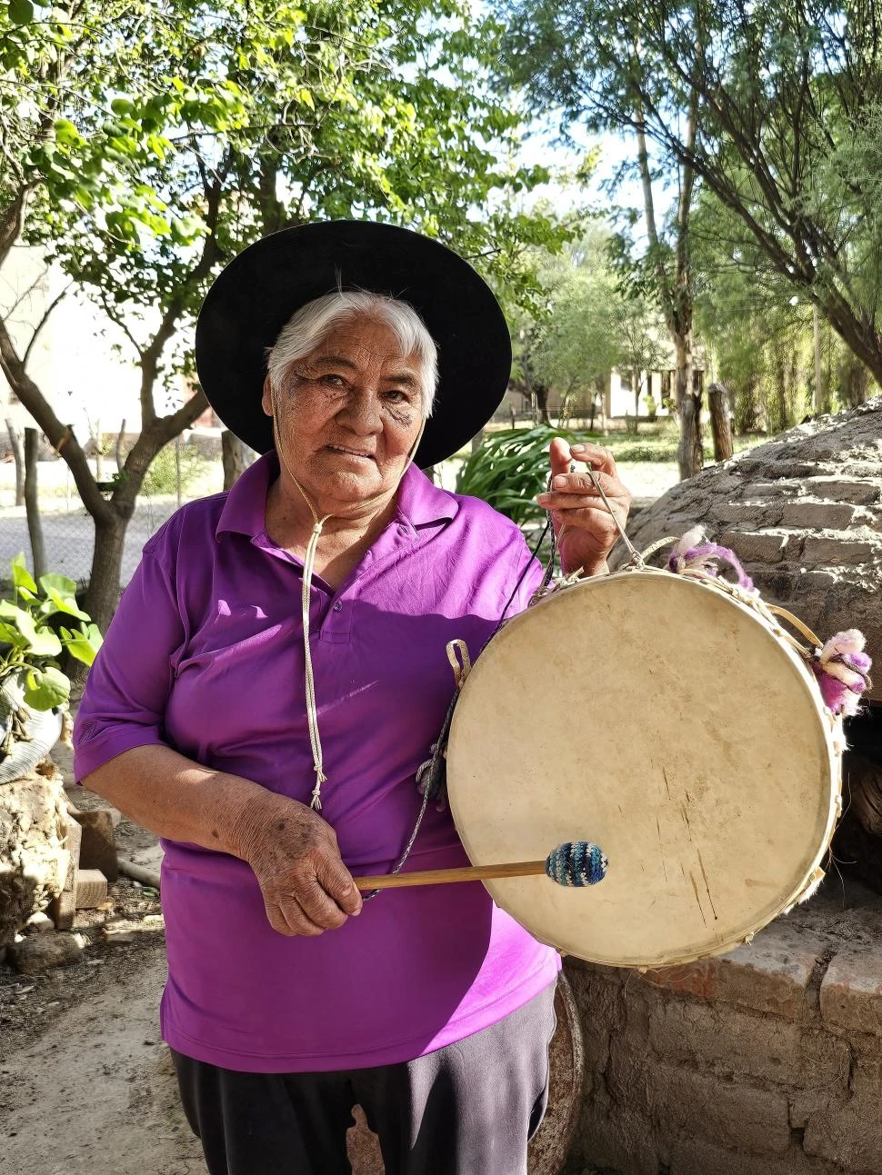 CON EL PONCHO Y LA CAJA. Irma recorre los festivales hace décadas.