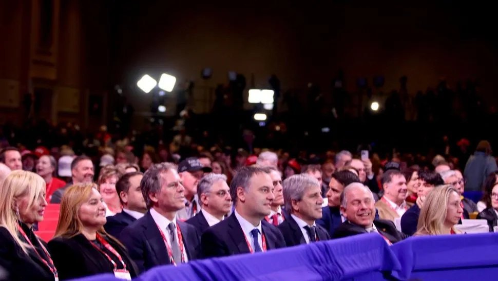 DESDE LA TRIBUNA. Los funcionarios nacionales acompañaron el discurso del presidente Javier Milei. A la izquierda asoma su novia, “Yuyito” González.