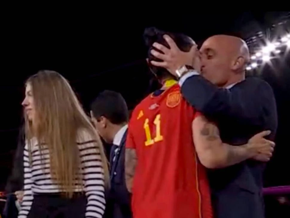 EL MOMENTO. En medio de los festejos por la conquista española se produjo el beso no consentido.