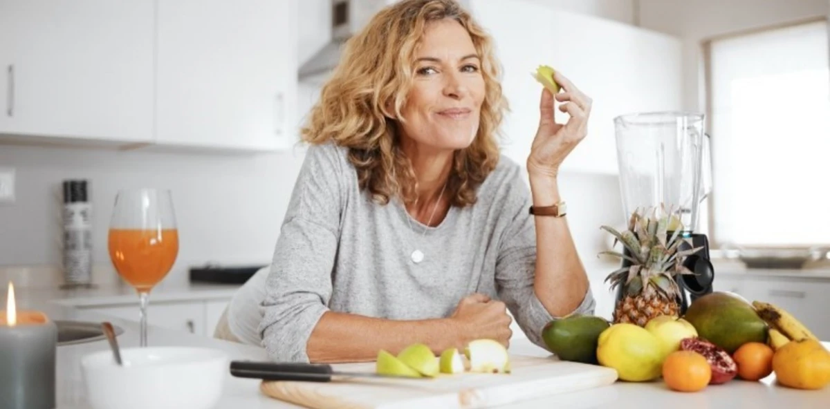 9 alimentos que ayudan a regular las hormonas durante la menopausia y a mejorar tu bienestar.