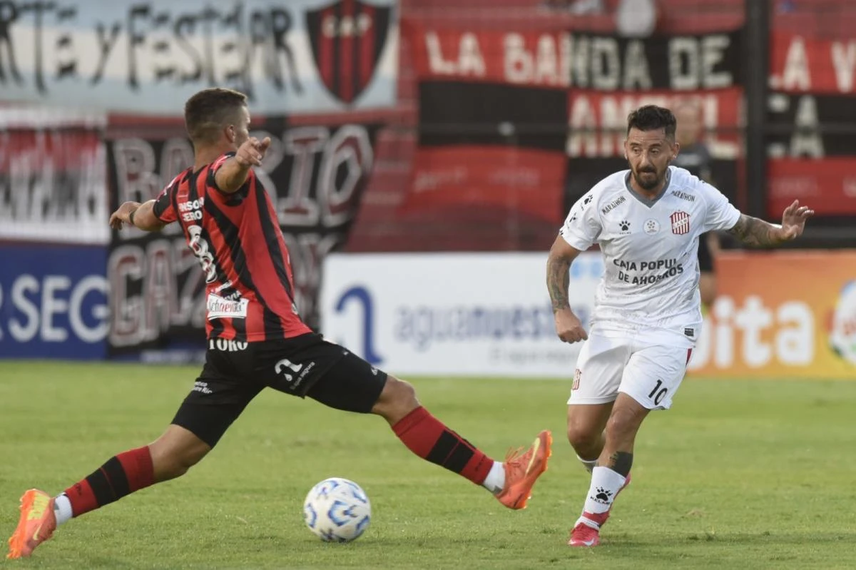 ROLES. Cuevas además de distribuir el juego, puede marcar goles. Esta vez desde los 12 pasos. FOTOS DE Javier Escobar/Especial para La Gaceta