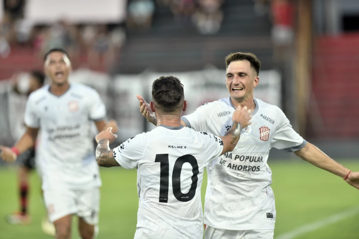 QUÉ ALEGRÍA. Cainelli corre para abrazar a Cuevas, autor del gol del triunfo. En Paraná, San Martín llegó a la cima de la zona A de la Primera Nacional.