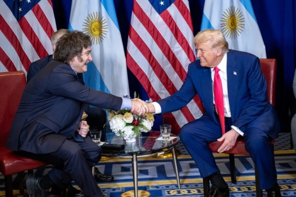 LA REUNIÓN MÁS ESPERADA. Milei saluda a Donald Trump, tras una charla de 20 minutos, en el marco de la conferencia conservadora en EEUU. foto presidencia de la naciòn