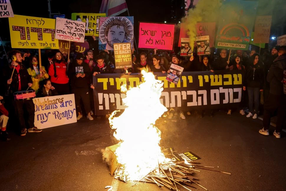 EN TEL AVIV. Manifestantes exigen la liberación de los rehenes en medio de la frágil tregua con Hamas. afp