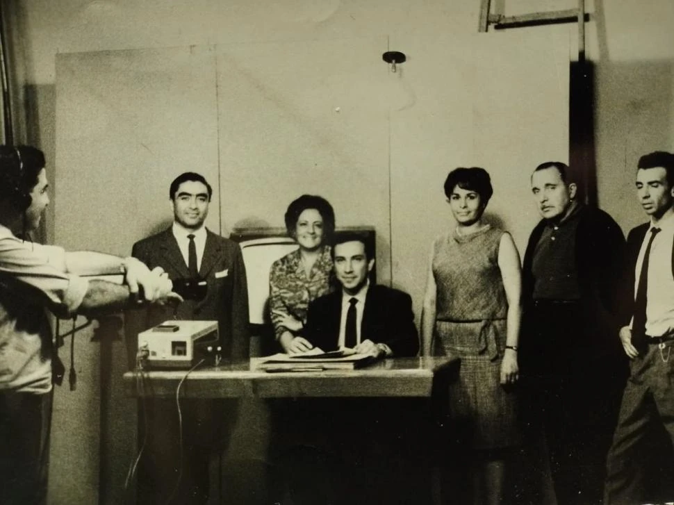 ENSAYO PARA LOS PRIMEROS INFORMATIVOS: “TELEPRENSA”. Sentado aparece el locutor Pedro Masucci; y a la derecha, Gerardo Vallejo. FOTOS DE ARCHIVO Y DE ANALÍA JARAMILLO