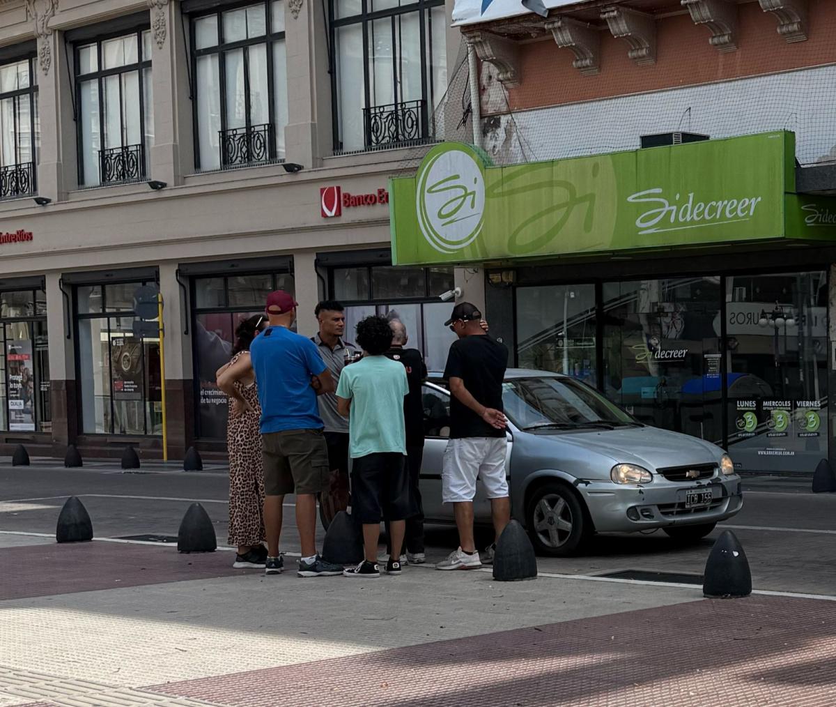 ACOMPAÑADO. Alan Bonansea, jugador de Patronato, recibe a su familia.