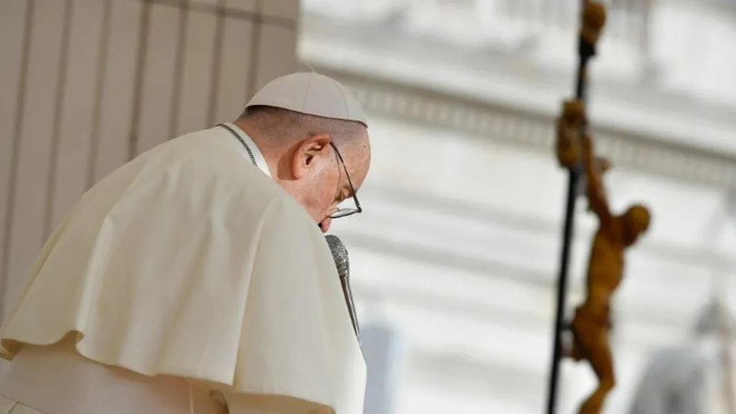 El papa Francisco presenta leves mejoras.