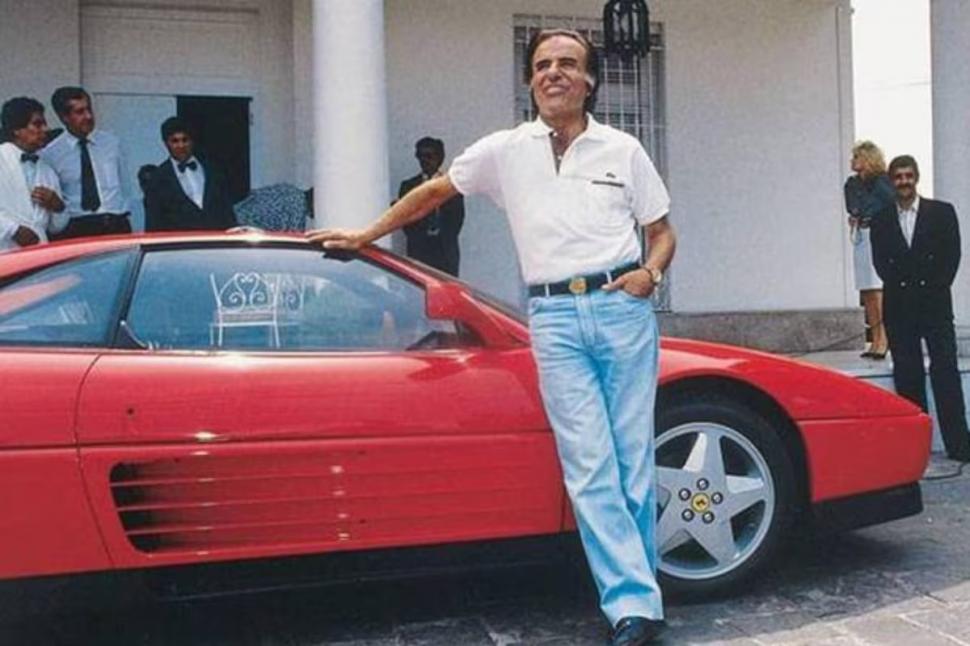 “La Feyari es mía, mía”: Carlos Menen quiso quedarse con un auto de lujo que le regalaron en su presidencia, pero el vehículo terminó rematado.