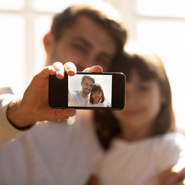 SELFIES. Algunos padres optan por consultar a sus hijos antes de publicar.