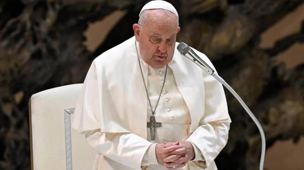 PARTE. El Vaticano difundió que el Papa descansó durante la noche, pero su estado continúa siendo delicado.