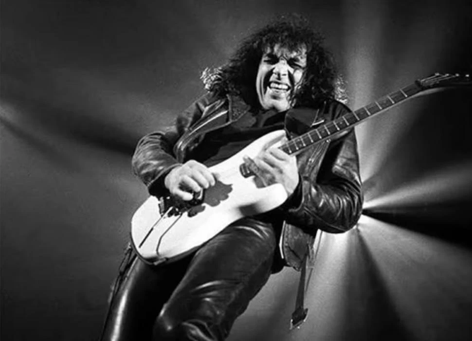 UNA FOTOGRAFÍA ICÓNICA. El guitarrista, la campera negra, el pelo largo y el rostro compenetrado con su música, un símbolo de unión.