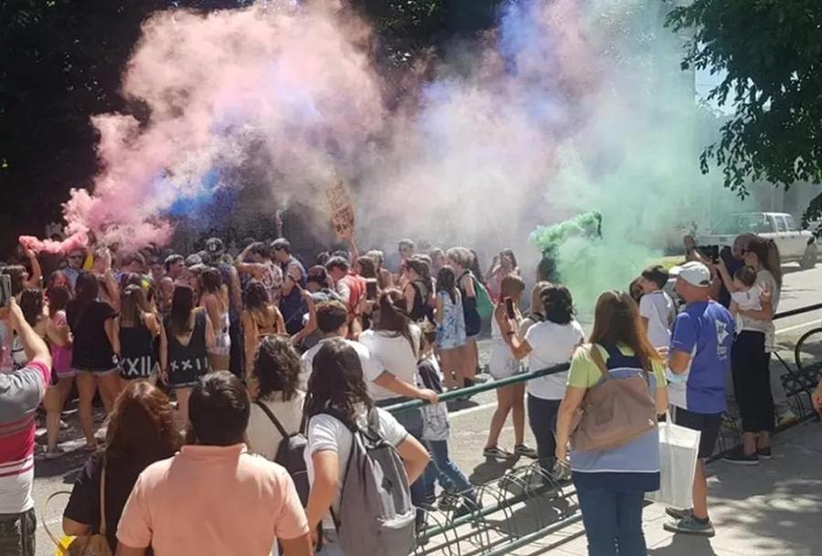 ÚLTIMO PRIMER DÍA (UPD). Se trata de un festejo que hacen los estudiantes del último año de la secundaria en el primer día de clases. / ARCHIVO LA GACETA