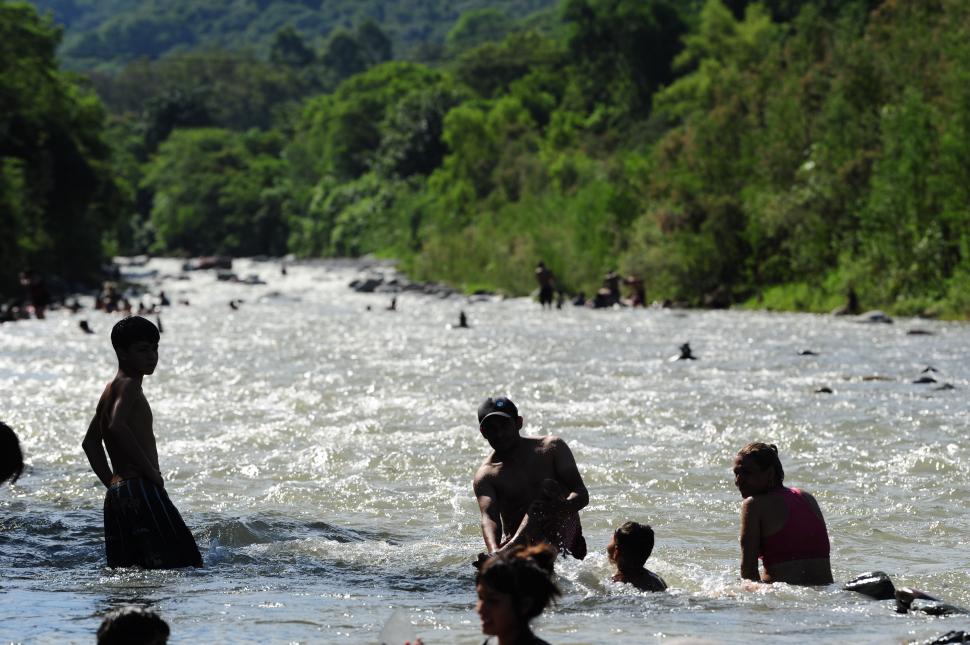 ESCAPE. El río es una de las opciones más elegidas para pelearle al calor.