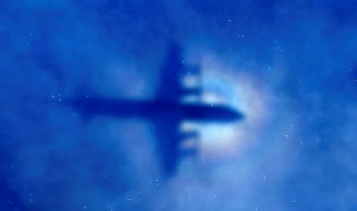 La sombra de un uno de los aviones de los equipos de búsqueda del vuelo MH370 (Reuters)