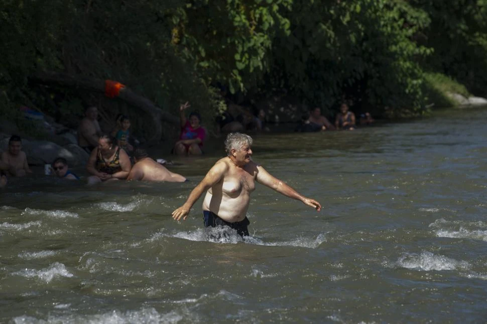 NATURALEZA AMABLE. La gente que disfruta del río Lules destaca, en particular, la sombra de los árboles y lo fresca que baja el agua de los cerros. 