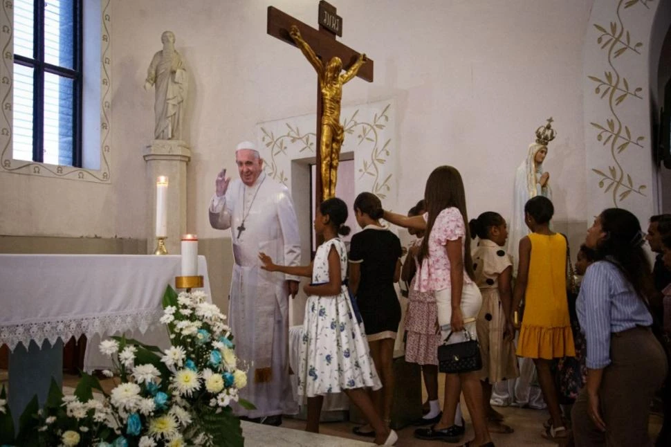 PLAZA DE SAN PEDRO. Cientos de fieles acudieron a la convocatoria del Vaticano a rezar el Rosario para rogar por la recuperación de Francisco. afp